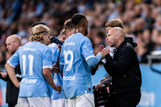 Malmö FFs tränare Henrik Rydström i samtal med Derek