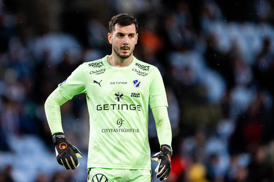 Halmstads målvakt Marko Johansson deppar