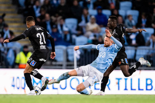 Malmö FFs Lasse Nielsen mot Halmstads Marcus Olsson och