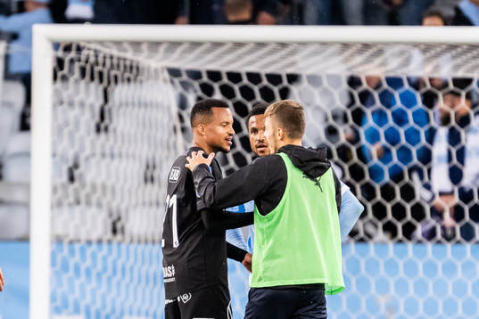 Halmstads Marcus Olsson i samtal med Malmö FFs Martin