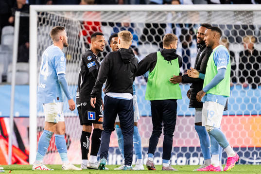 Halmstads Marcus Olsson i samtal med Malmö FFs Martin