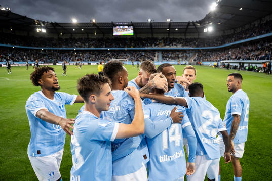 Malmö FFs Sebastian Jörgensen jublar med lagkamrater