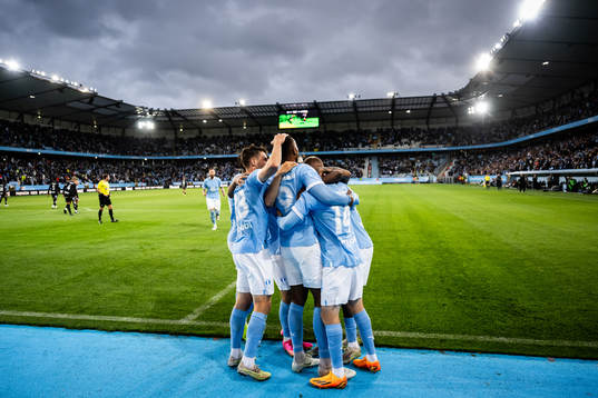 Malmö FFs Sebastian Jörgensen jublar med lagkamrater