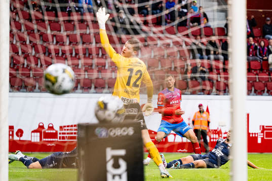 Helsingborgs Erik Ring gör 1-0 bakom Örgrytes målvakt