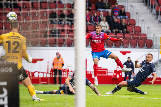 Helsingborgs Erik Ring gör 1-0 bakom Örgrytes målvakt