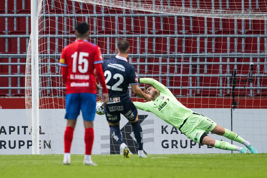 Helsingborgs målvakt Kalle Joelsson räddar straff av