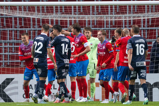 Helsingborgs spelare jublar med målvakt Kalle Joelsson