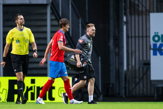 Helsingborgs Thomas Rogne lämnar planen skadad