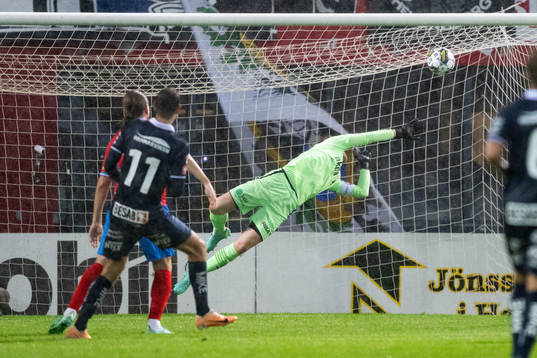 Helsingborgs målvakt Kalle Joelsson räddar skott från