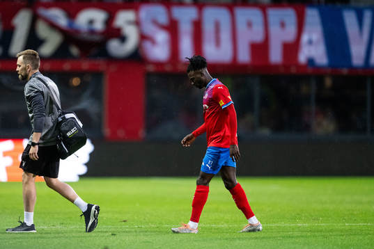 Helsingborgs Benjamin Acquah lämnar planen skadad