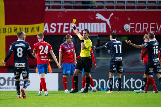 Helsingborgs Charlie Weberg tilldelas gult kort av Domare