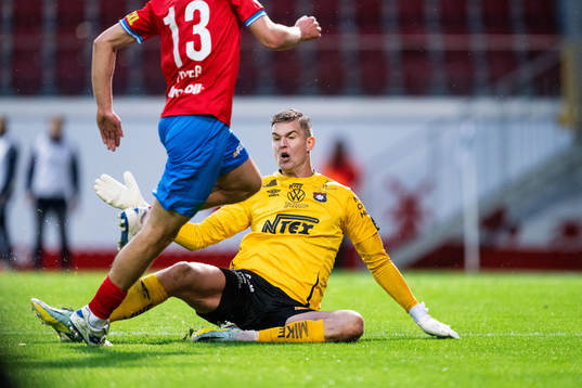Örgrytes målvakt Mathias Nilsson mot Helsingborgs Wilhelm