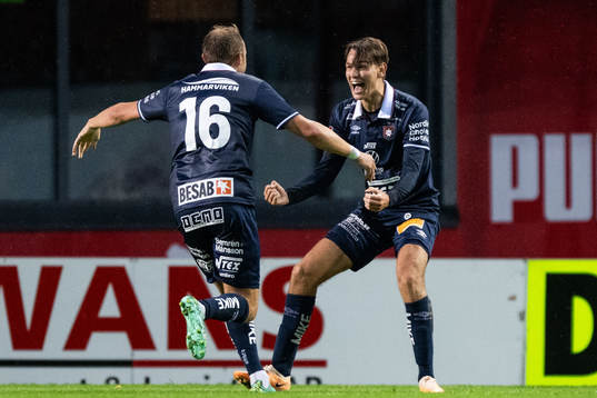 Örgrytes Villiam Dahlström jublar med Daniel Paulson