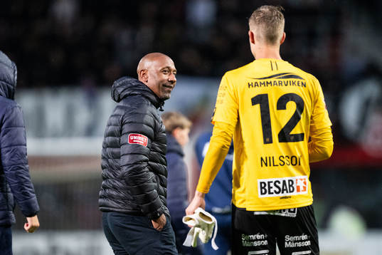 Örgrytes tränare Jeffrey Aubynn och målvakt Mathias