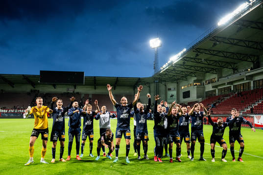 Örgrytes spelare med Villiam Dahlström (m) jublar