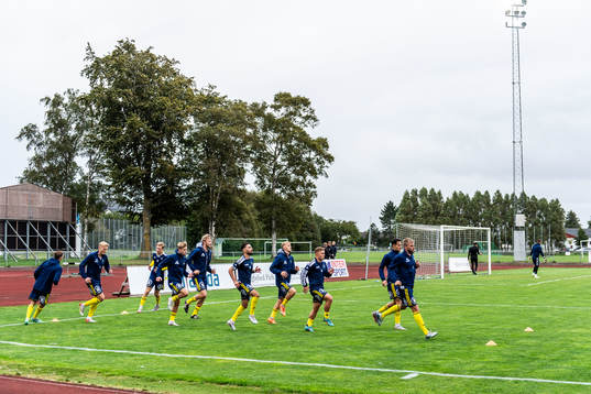 Ängelholms spelare värmer upp
