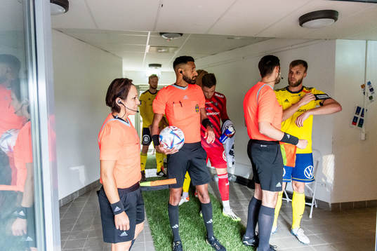 Ängelholms Robin Nilsson diskuterar med domare Mohamed