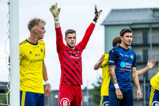 Ängelholms målvakt Robin Streifert och Eskilsminne IFs