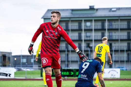 Ängelholms målvakt Robin Streifert och Eskilsminne IFs