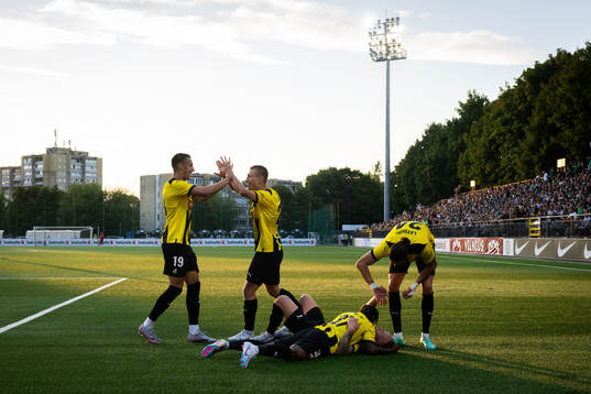 Mikkel Rygaard Jensen celebrates with Srdjan Hrstic,