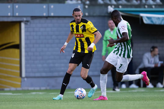 Amor Layouni of Häcken and Joel Bopesu of Zalgiris Vilnius