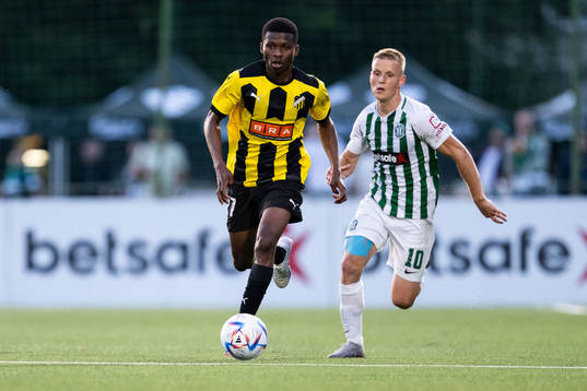 Akoua Romeo Amane of Häcken and Paulius Golubickas of