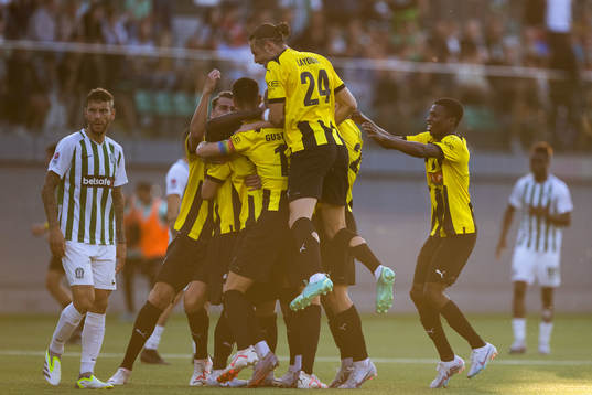 Srdjan Hrstic of Häcken celebrates with team mates