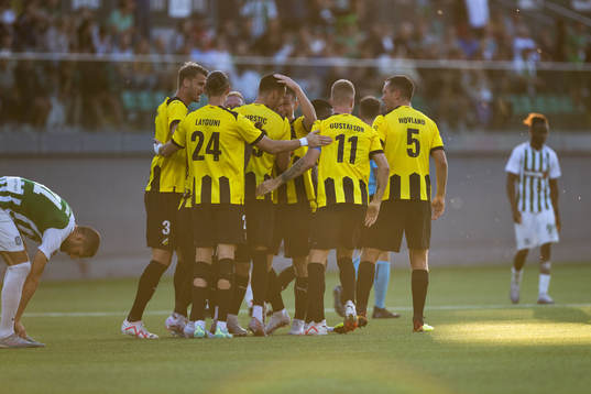 Srdjan Hrstic of Häcken celebrates with team mates