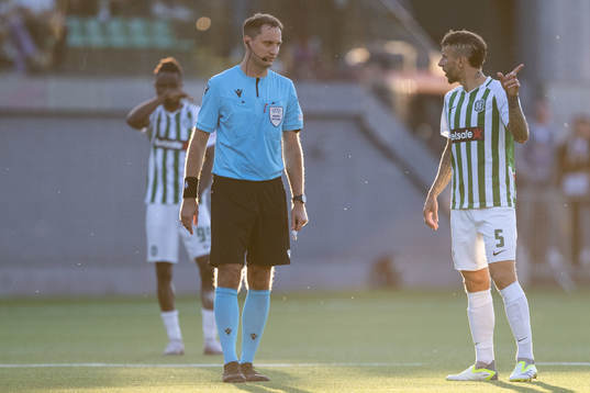 Referee Mykola Balakin and Niolás Gorobsov of Zalgiris
