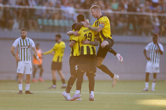 Srdjan Hrstic of Häcken celebrates with team mates