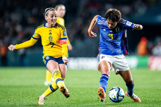 Kosovare Asllani of Sweden and Moeka Minami of Japan