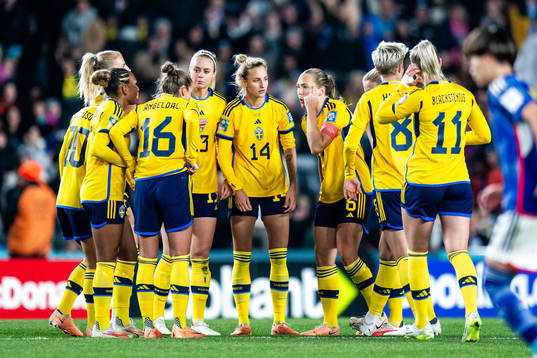 Magdalena Eriksson of Sweden with team