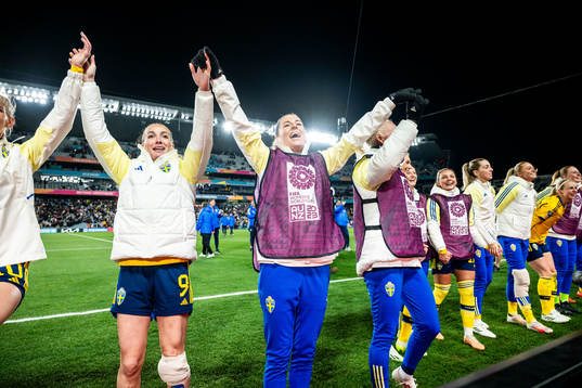Kosovare Asllani of Sweden celebrates with team