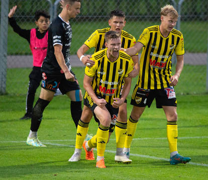 IFK Hässleholms Axel Henriksson firar en lyckad brytning i