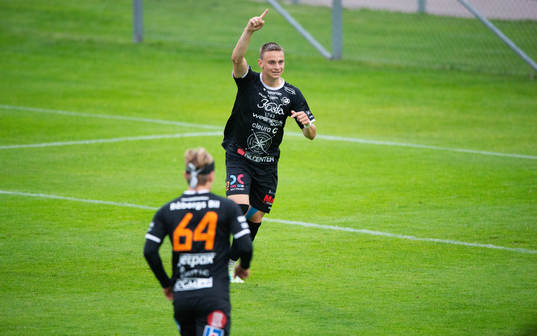 Karlskronas Hugo Lundqvist har gjort 0-1 och jublar i