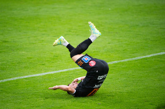Karlskronas Hugo Lundqvist har gjort 0-1 och firar med en