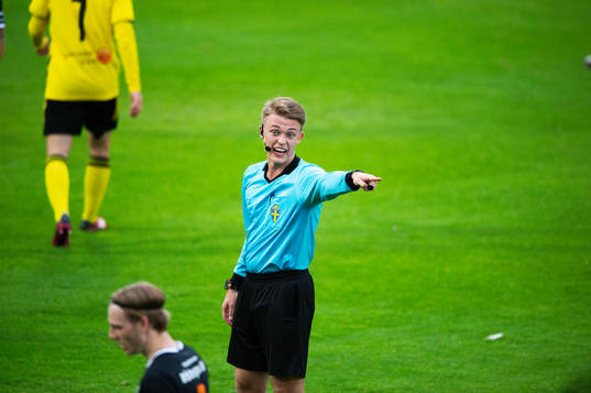 Domaren Robin Öberg i matchen i division 2 mellan IFK