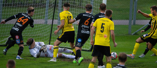 IFK Hässleholms Marcus Thuvesson gör 2-1 bakom en