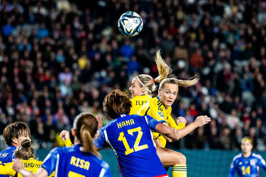 Hana Takahashi of Japan against Amanda Ilestedt and