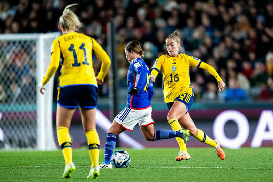 Fuka Nagano of Japan and Filippa Angeldahl of Sweden