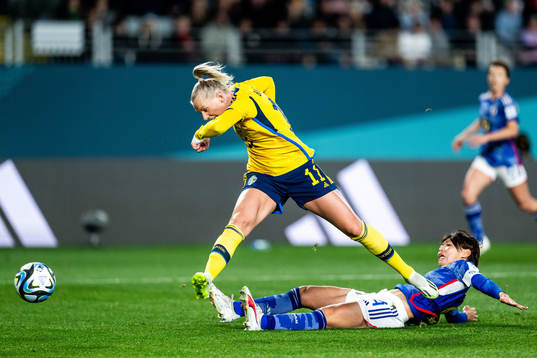 Stina Blackstenius of Sweden and Saki Kumagai of Japan
