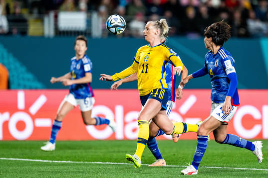 Stina Blackstenius of Sweden and Saki Kumagai of Japan