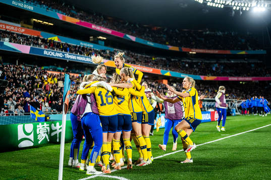 Players of Sweden celebrates