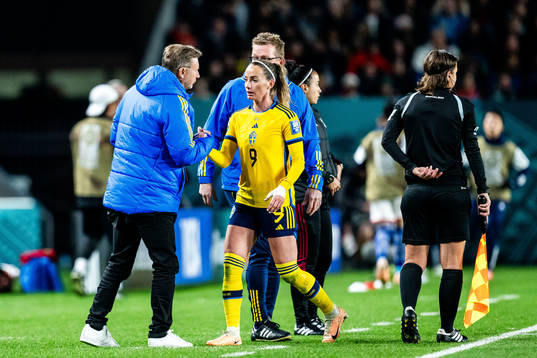 Head coach Peter Gerhardsson and Kosovare Asllani of Sweden