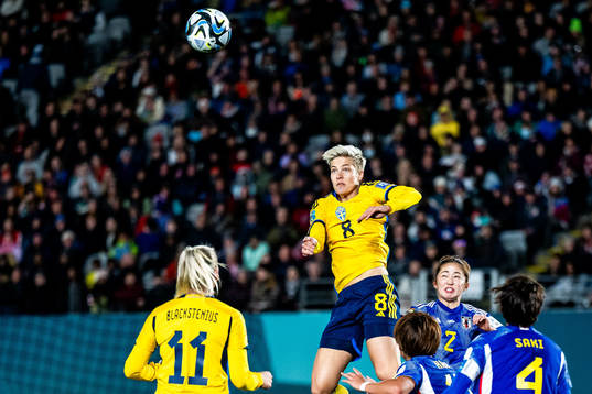 Lina Hurtig of Sweden and Risa Shimizu of Japan