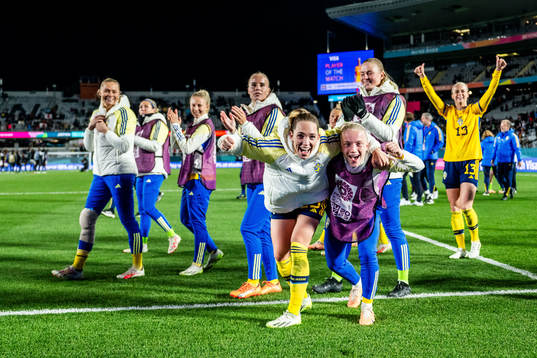 Elin Rubensson and Anna Sandberg of Sweden celebrates