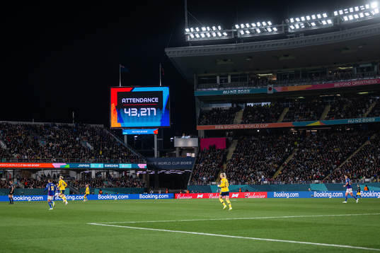 A screen shows the attendance of 43 217