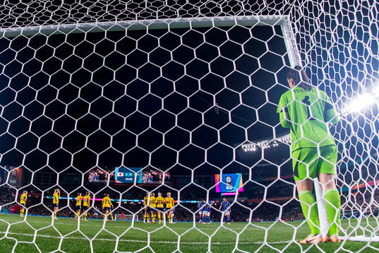 Goalkeeper Zecira Musovic of Sweden lines upp the free kick