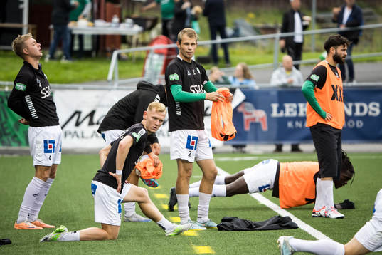 Brages spelare värmer upp innan fotbollsmatchen i