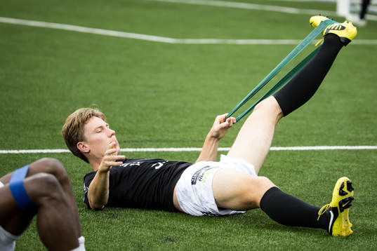 GAIS spelare värmer upp innan fotbollsmatchen i Superettan